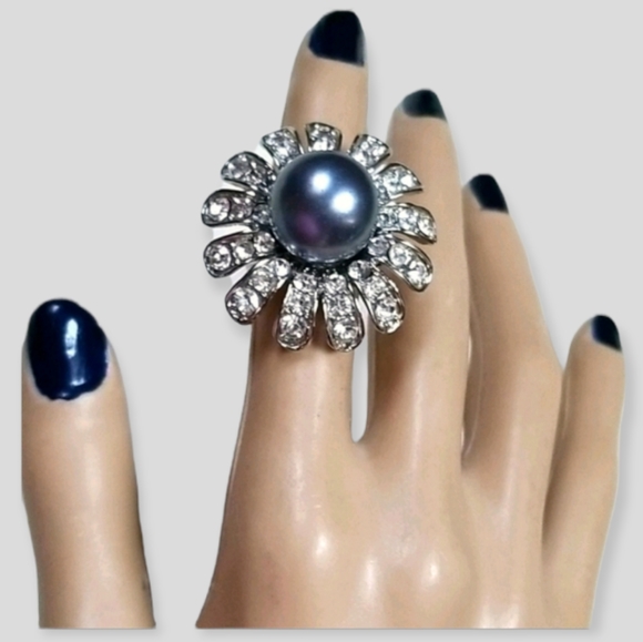 Vintage Faux Pearl and Rhinestone Flower Ring SZ 6 - Picture 7 of 16